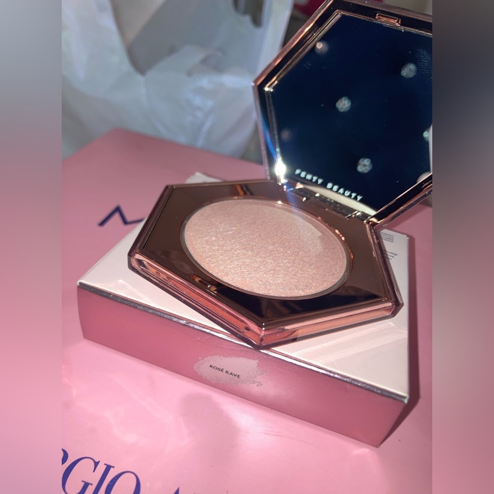 A superfine glittering veil highlighter that leaves skin diamond-dusted